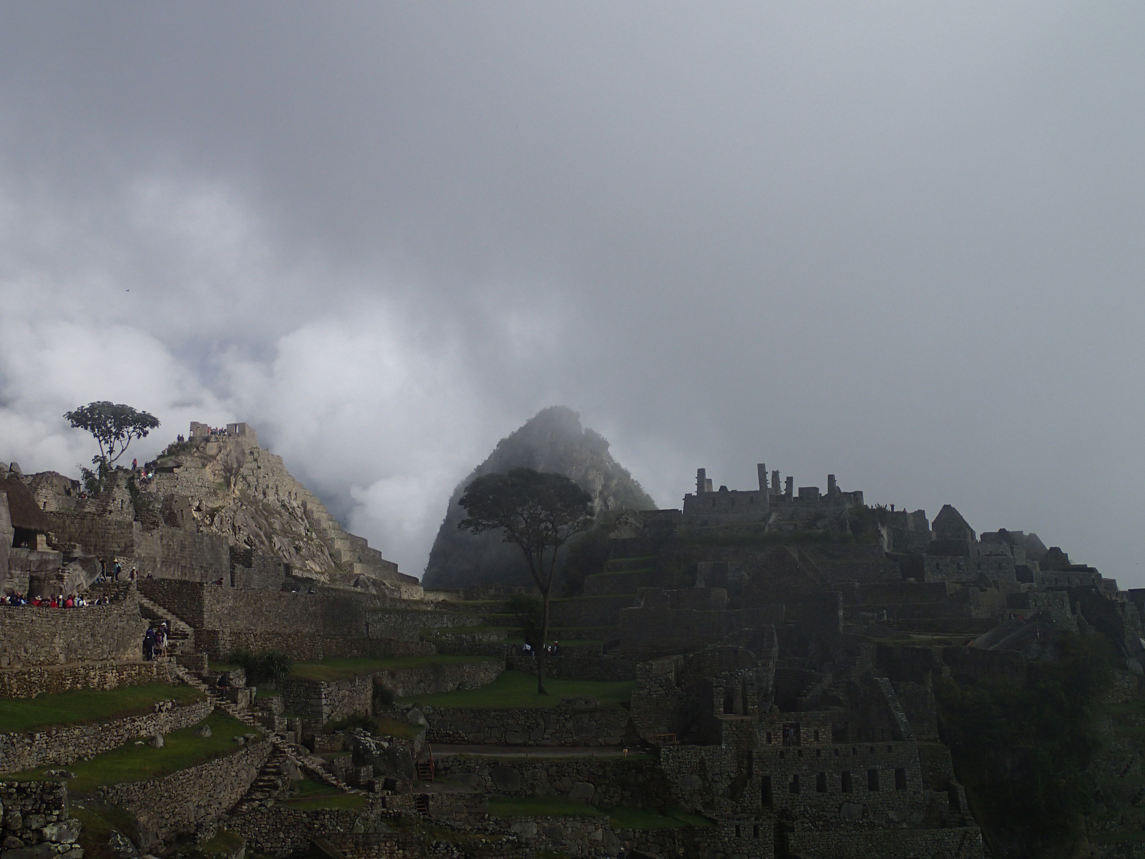 Sunrise_Machu_Picchu_with_Mystical_Clouds