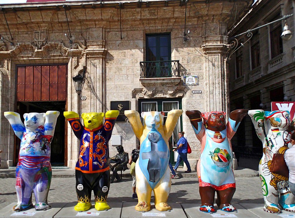 Buddy_Bears_in_Plaza_San_Francisco_de_Asisi_Havana_Cuba_by_Heidi_Siefkas