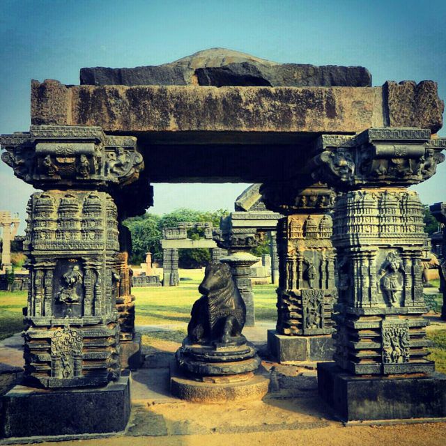 Warangal_fort_pillars_01_wikimedia_commons