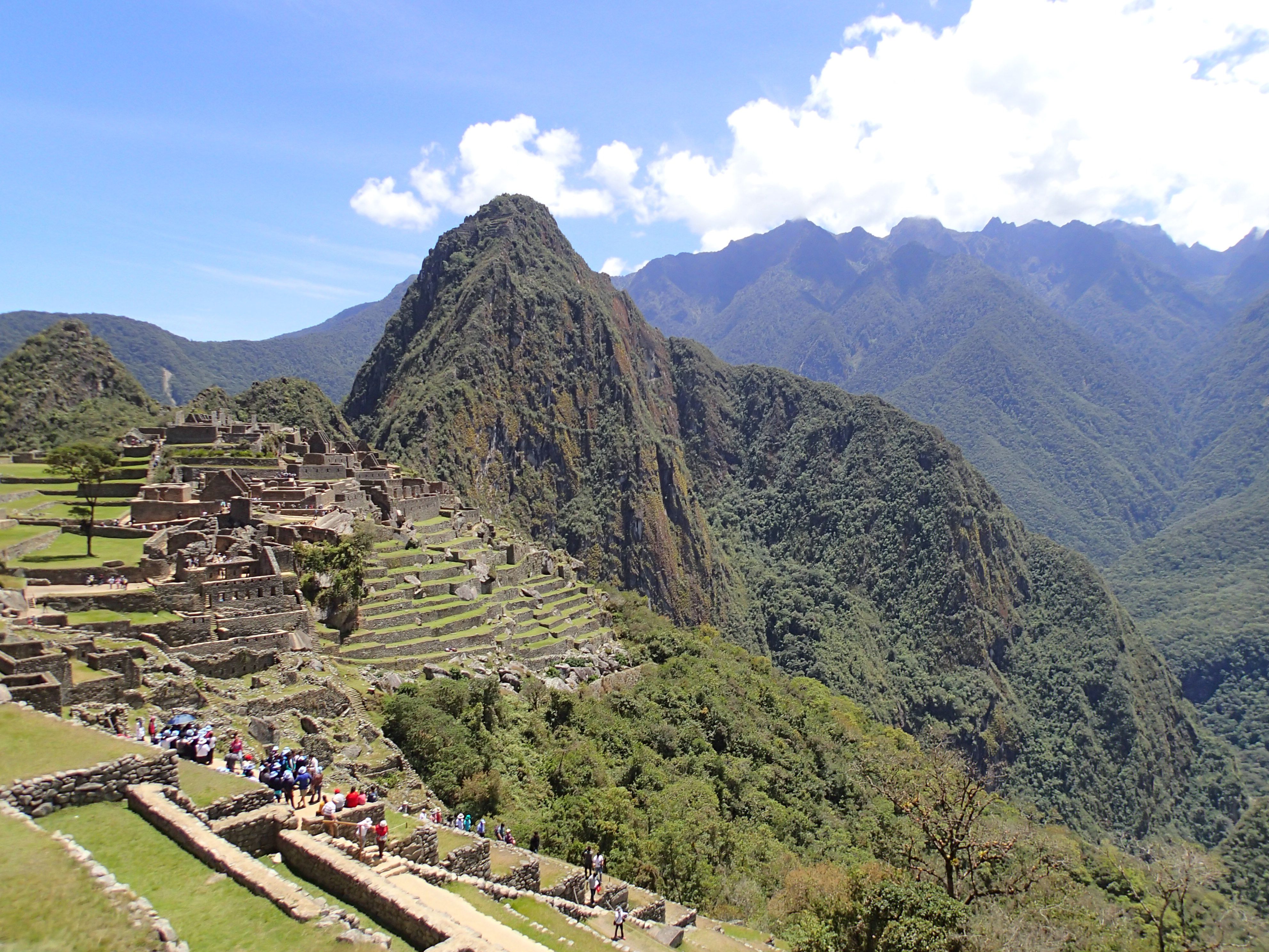 Machu_Picchu_First_Glance_from_Entrance
