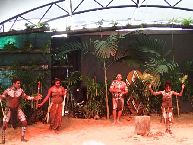 Dance_performance_at_Tjupakai_Aboriginal_Center_Cairns_Australia